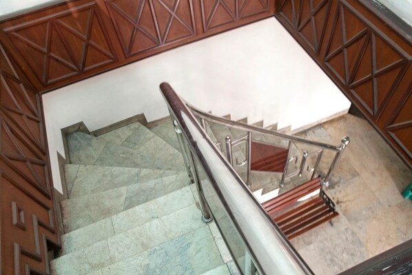 Staircase - RedDoorz near UPN Veteran (Surabaya)