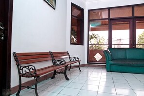 Lobby sitting area - RedDoorz near UPN Veteran (Surabaya)