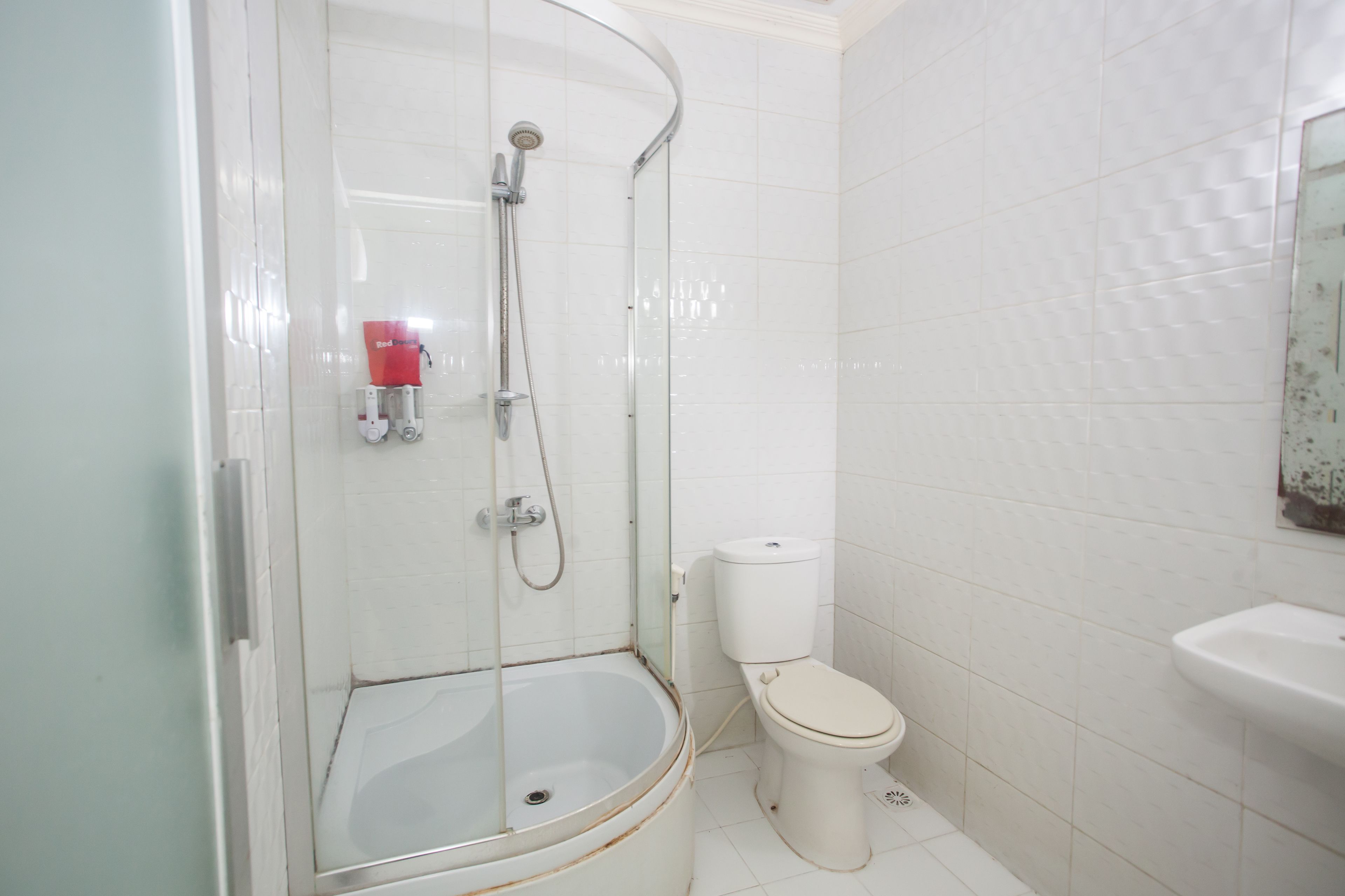 Ein Badezimmer mit Duschkabine, Toilette und Waschbecken.