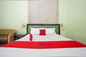 Double Room | WiFi, bed sheets - RedDoorz near Juanda International Airport (Sidoarjo)