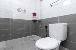 Doppelzimmer | Badezimmer | Dusche, kostenlose Toilettenartikel, Handtücher