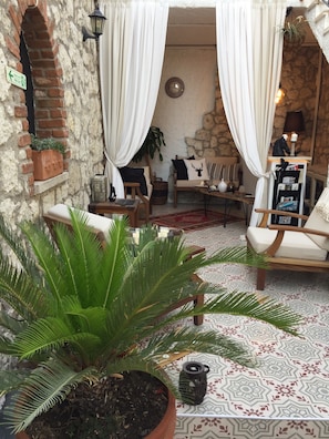 Courtyard - Simira Hotel (Cesme)