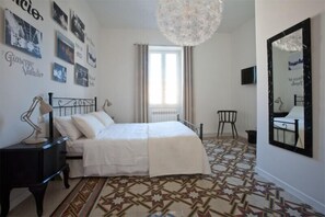 Double Room | Individually decorated, individually furnished, desk, iron/ironing board - Saint Peter's Keys B&B (Rome)