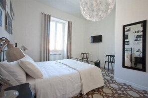 Phòng đôi | Trang trí khác biệt, trang bị nội thất với thiết kế riêng biệt, bàn 