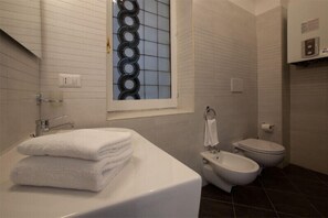 Habitación doble | Baño | Ducha, artículos de higiene personal gratuitos, secador de pelo y bidé