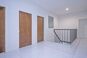 Hallway - UROOMS Tanah Abang (Jakarta)