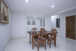 Lobby sitting area - UROOMS Tanah Abang (Jakarta)