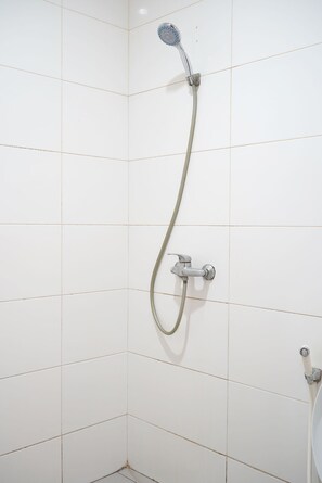 Kahden hengen standard-huone | Kylpyhuone | Suihku, ilmaiset hygieniatuotteet, pyyhkeet