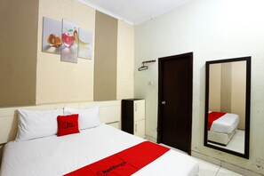 Desk, WiFi, bed sheets - RedDoorz near Adisucipto Airport 3 (Kalasan)