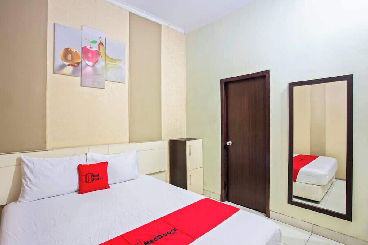 Desk, WiFi, bed sheets