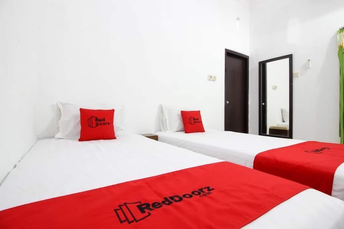 Desk, WiFi, bed sheets