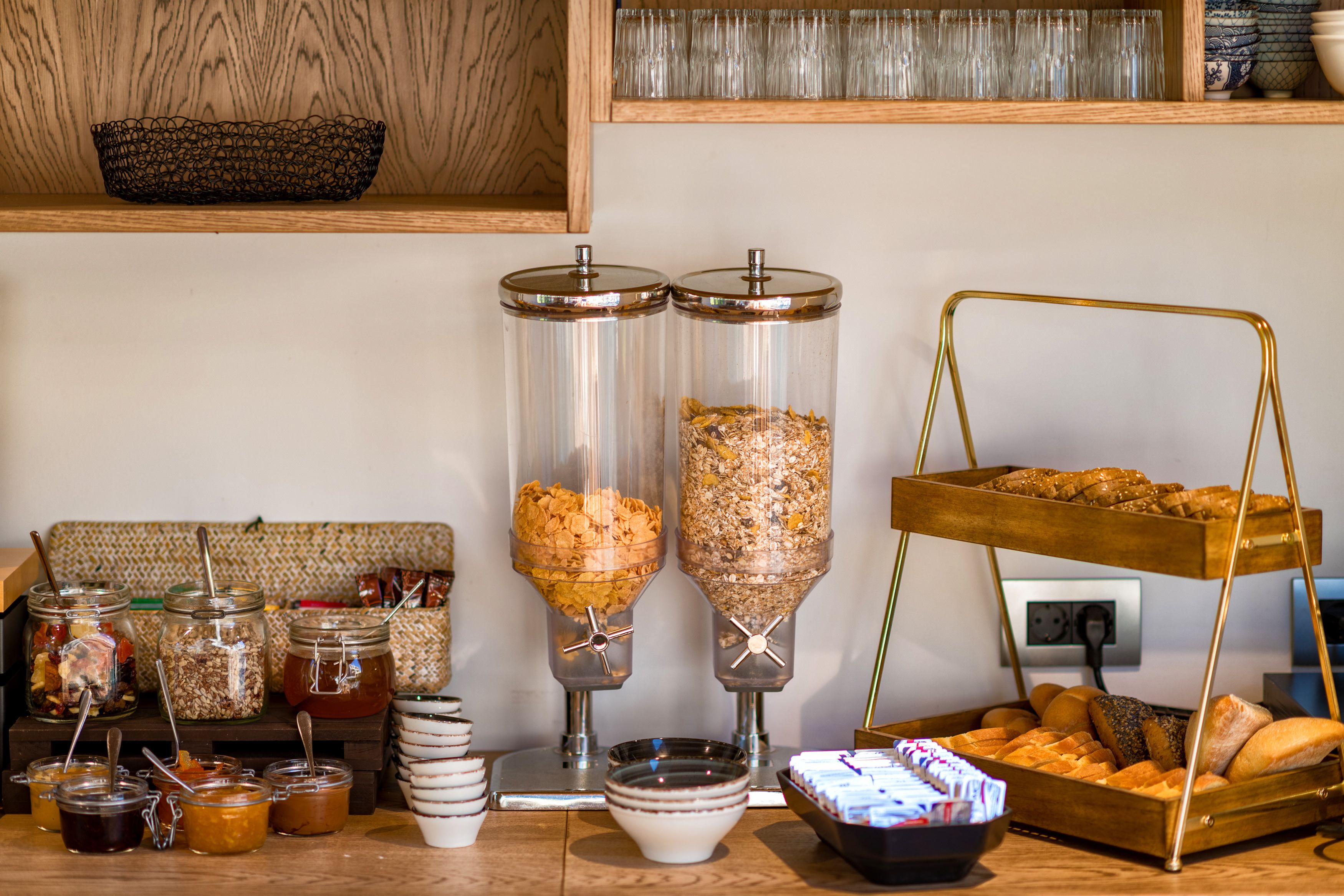 Una mesa de buffet con distintos alimentos y salsas.