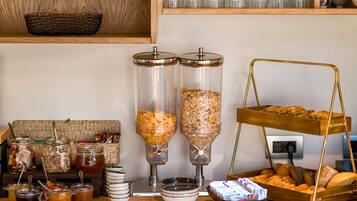 Una mesa de buffet con distintos alimentos y salsas.