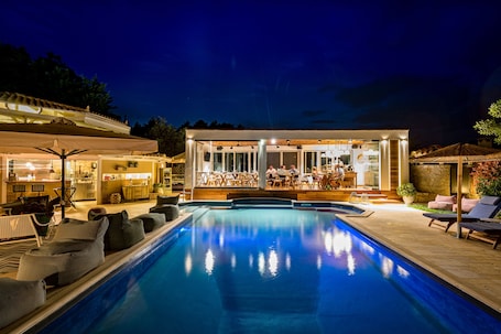 Utendørsbasseng, bassengparasoller og solsenger