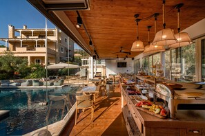 Desayuno buffet todos los días (con cargo) 