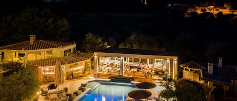 Piscine extérieure, parasols de plage, chaises longues