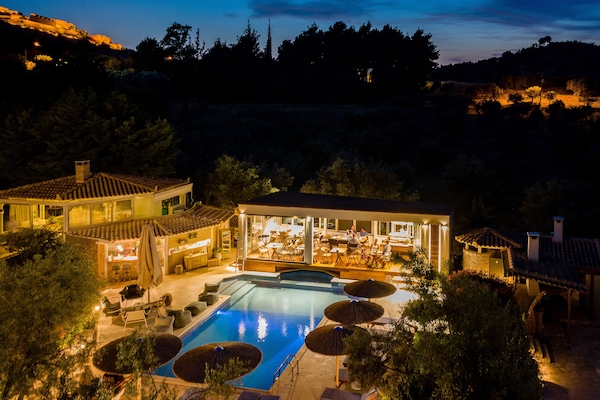 Una piscina al aire libre, sombrillas, tumbonas