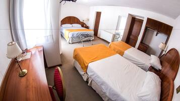 Superior Triple | Quartos à prova de som, Wi-Fi de cortesia, roupa de cama