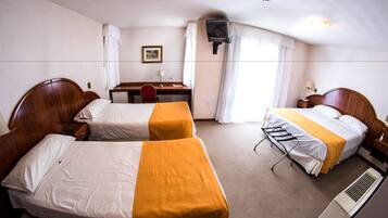 Superior Triple | Quartos à prova de som, Wi-Fi de cortesia, roupa de cama