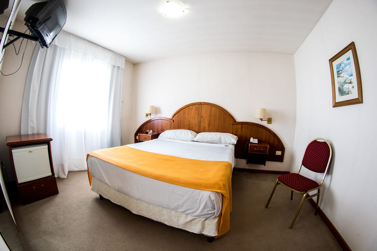 Soundproofing, free WiFi, bed sheets