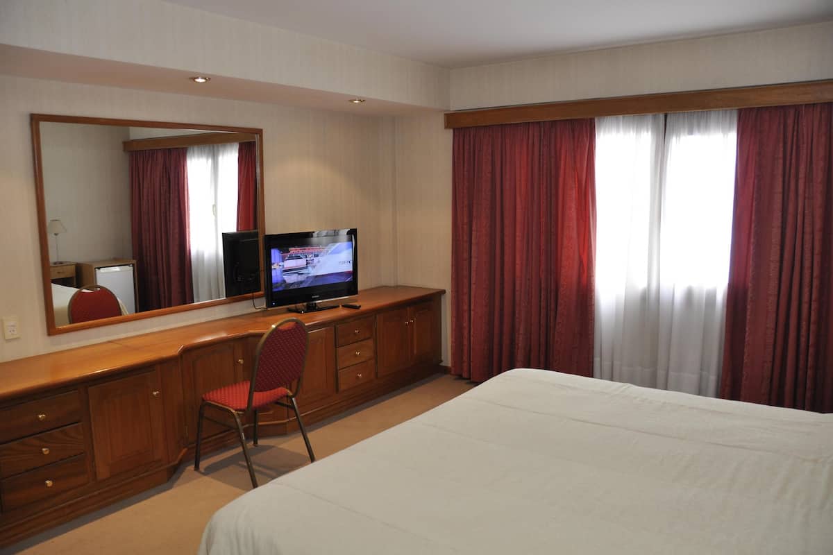 Soundproofing, free WiFi, bed sheets