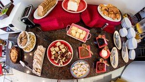 Un bufé de desayuno con diversos pasteles, pan y postres.
