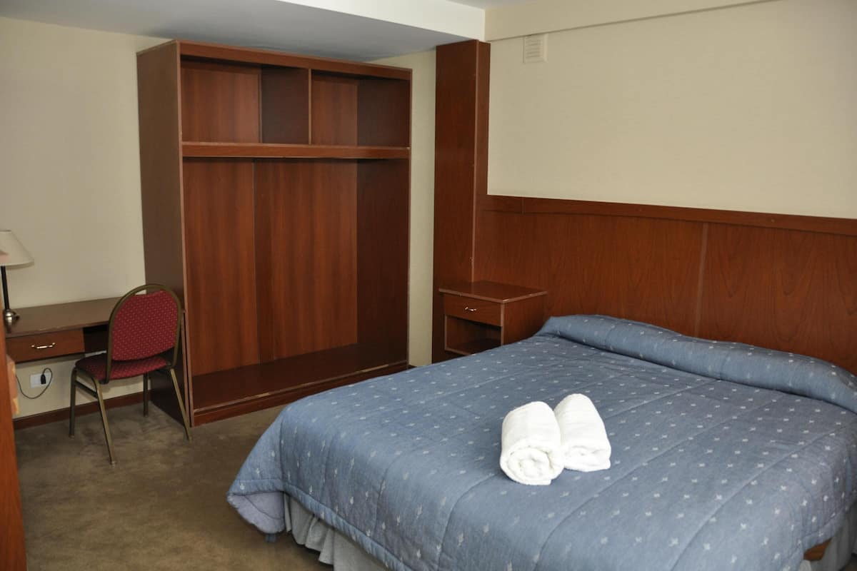 Soundproofing, free WiFi, bed sheets