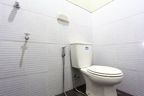 Shower, free toiletries, towels