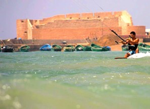 Ubicación cercana a la playa, sombrillas y toallas de playa