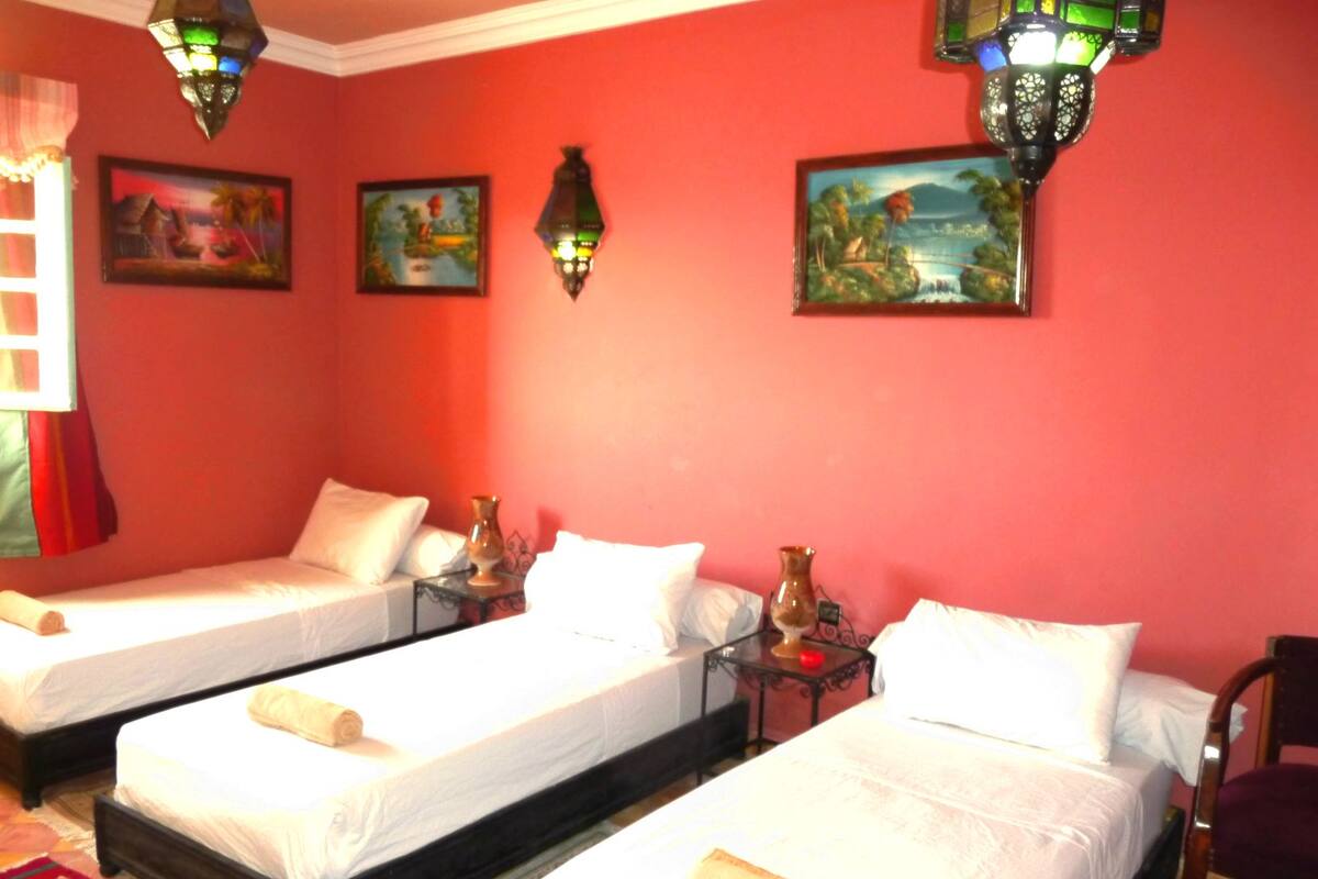 Habitación triple | Ropa de cama de alta calidad, cortinas opacas, ropa de cama