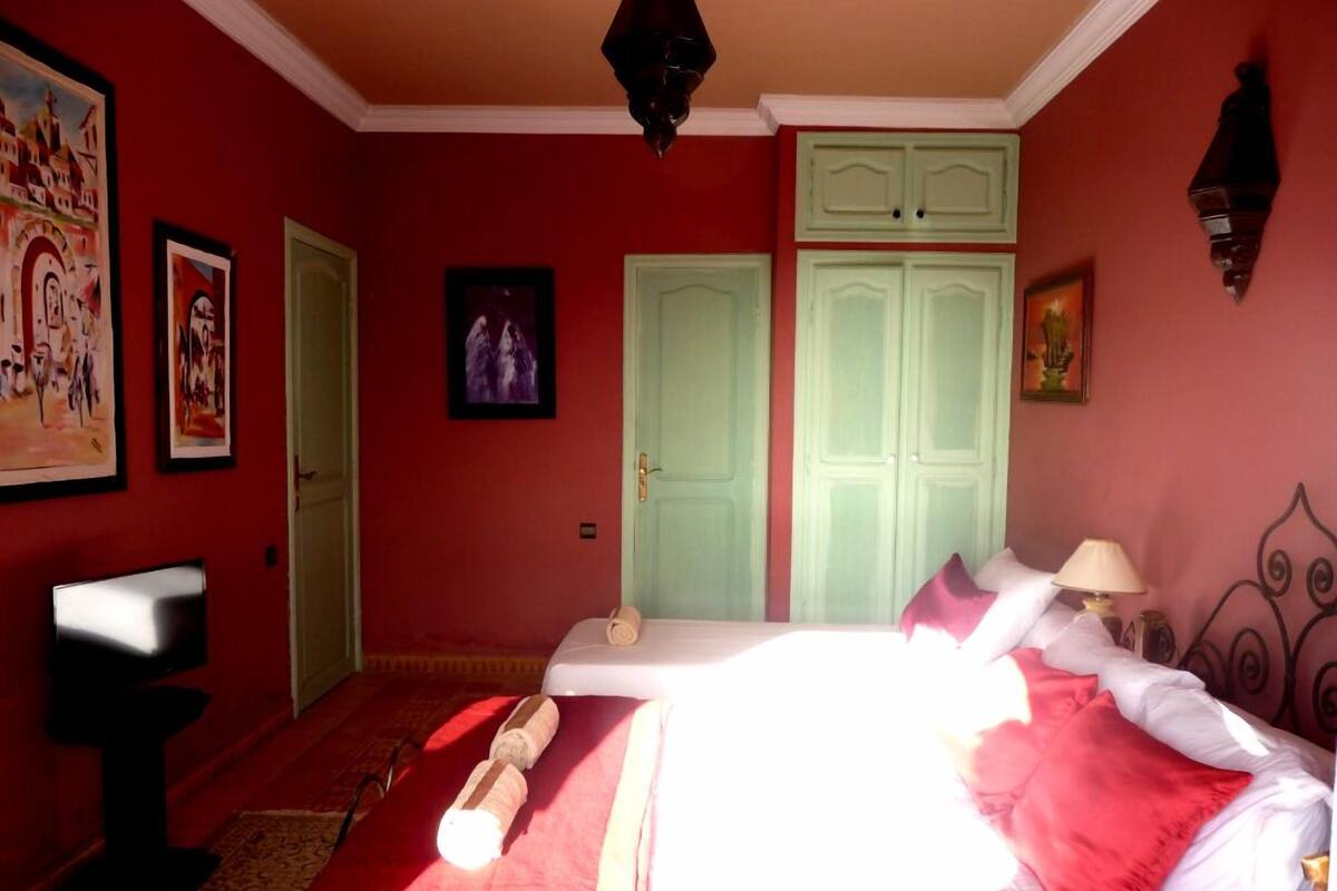 Habitación triple, terraza | Ropa de cama de alta calidad, cortinas opacas, ropa de cama