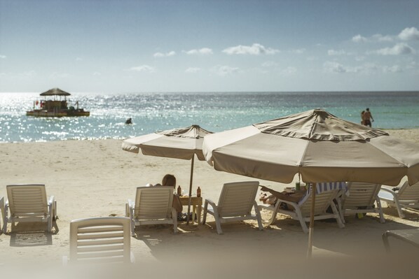 Ubicación a pie de playa y arena blanca