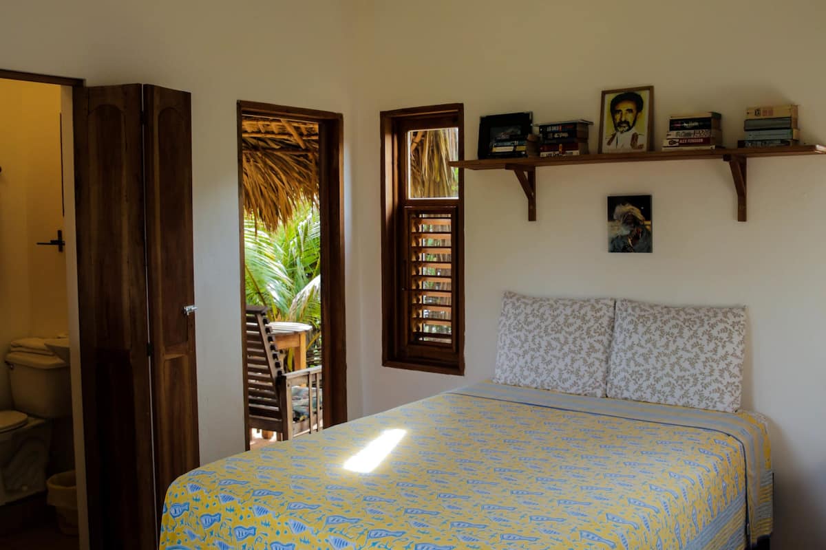 Double Room, 1 Queen Bed | Soundproofing, iron/ironing board, free WiFi, bed sheets