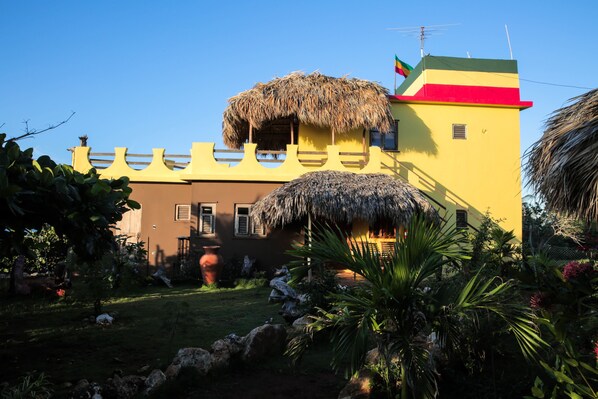 Front of property - Kudehya Guesthouse (Treasure Beach)
