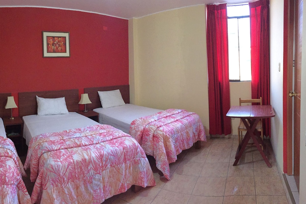 Tabla de planchar con plancha, wifi gratis y ropa de cama