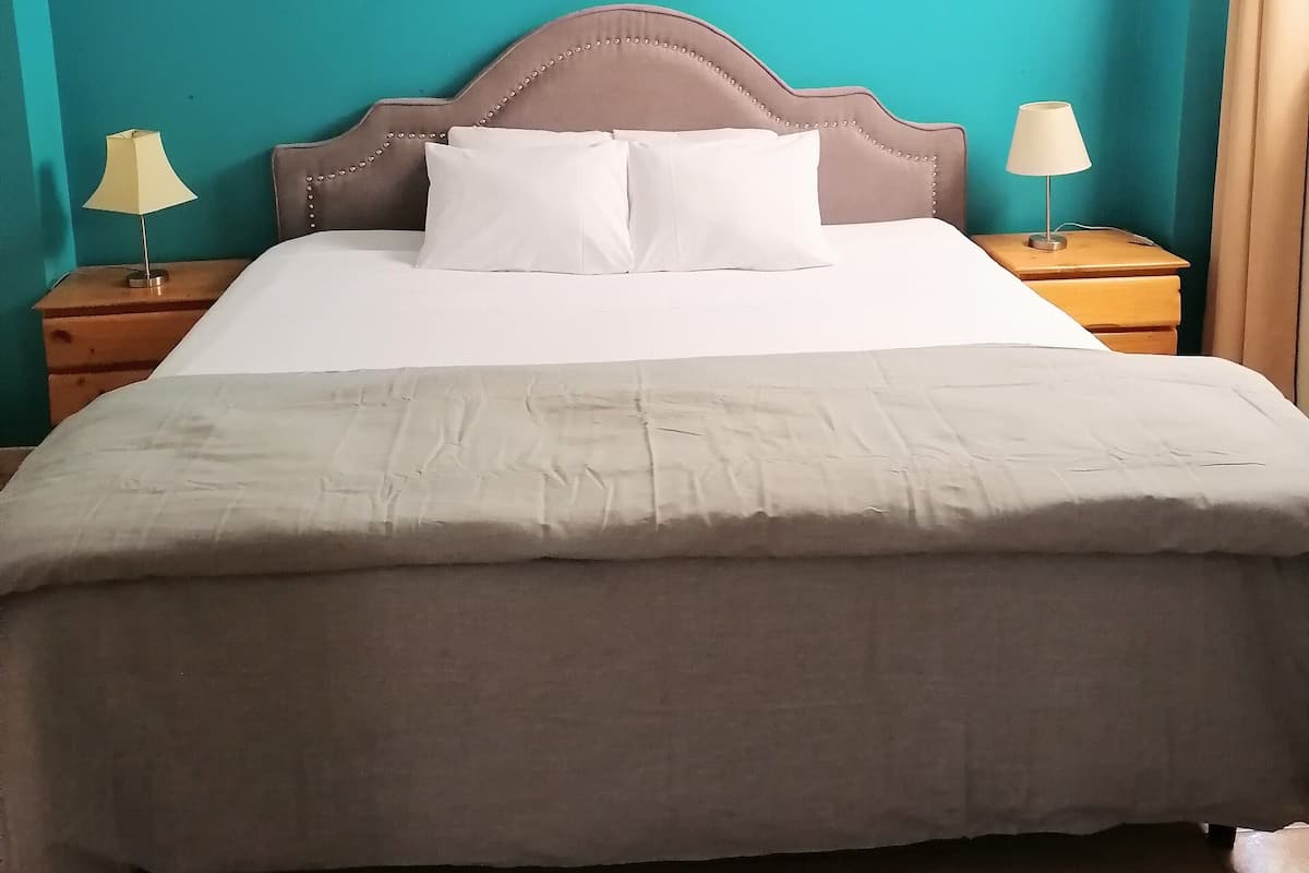 Habitación Confort | Tabla de planchar con plancha, wifi gratis y ropa de cama