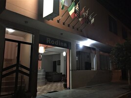 Fachada de la propiedad por la tarde o noche