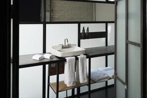 TOÑA Deluxe Room | 욕실 세면대