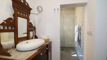 Apartamento de lujo, 1 habitación | Baño | Ducha y cabezal de ducha tipo lluvia