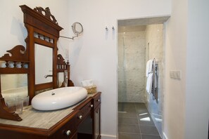 Luxury-Apartment, 1 Schlafzimmer | Badezimmer | Dusche, Regendusche, Designer-Toilettenartikel, Haartrockner