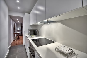 Dúplex Deluxe, vista a la ciudad, en edificio contiguo | Cocina privada | Refrigerador con congelador, microondas, horno y parrilla de estufa