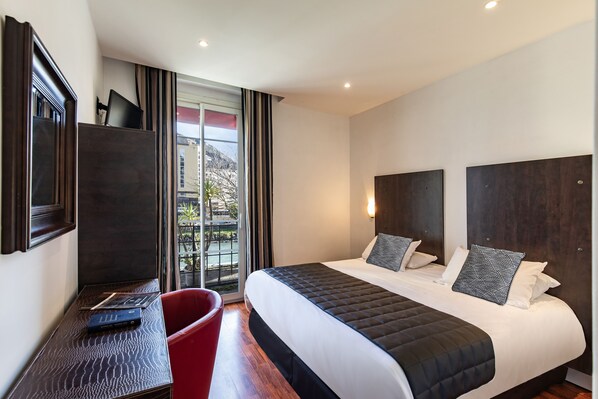 Dobbeltrom, fjellutsikt | Individuelt dekorert, individuelt innredet og skrivebord