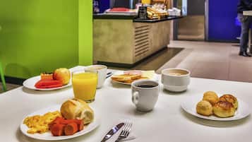 Daily cooked-to-order breakfast (BRL 45 per person)