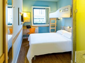 Individually decorated, desk, laptop workspace, blackout curtains - ibis budget Sorocaba (Sorocaba)