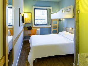 Individually decorated, desk, laptop workspace, blackout curtains - ibis budget Sorocaba (Sorocaba)