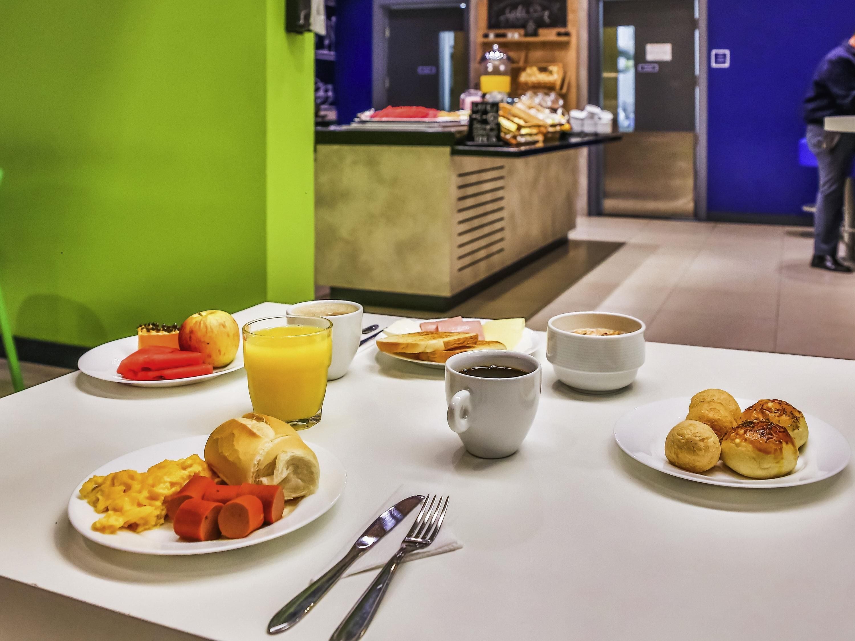 Daily cooked-to-order breakfast (BRL 45 per person)