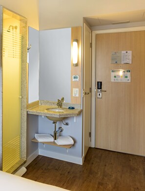Douche, douche à « effet pluie », articles de toilette écologiques