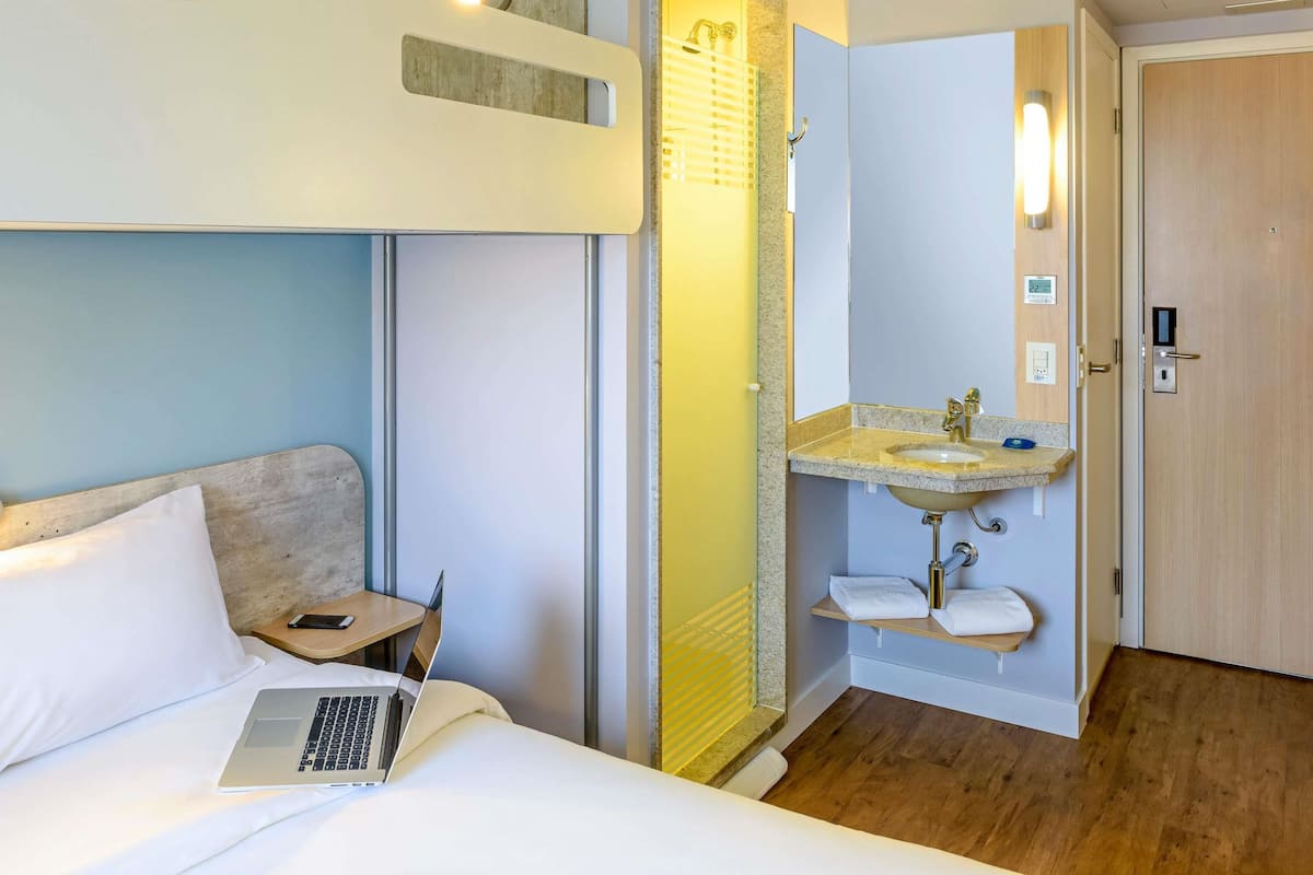 Decoración individual, escritorio, espacio para trabajar con un portátil