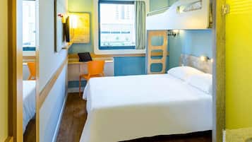 Individueel gedecoreerd, een bureau, een laptopwerkplek