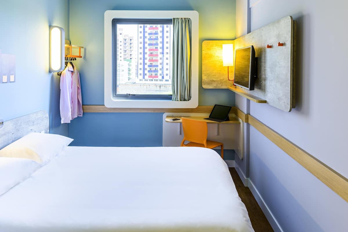 Lägenhet Standard - 1 dubbelsäng | Individuell inredning, skrivbord och arbetsyta för laptop